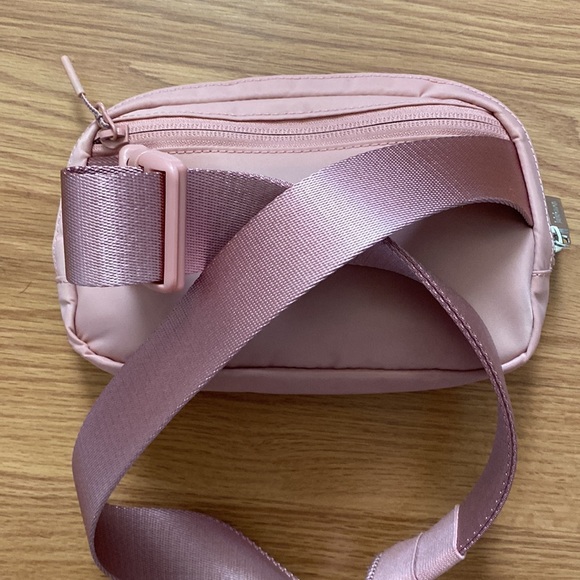 🎉🎉 HOST PICK 🎉🎉 Lululemon Everywhere Belt Bag in Pink Pastel - Picture 5 of 6